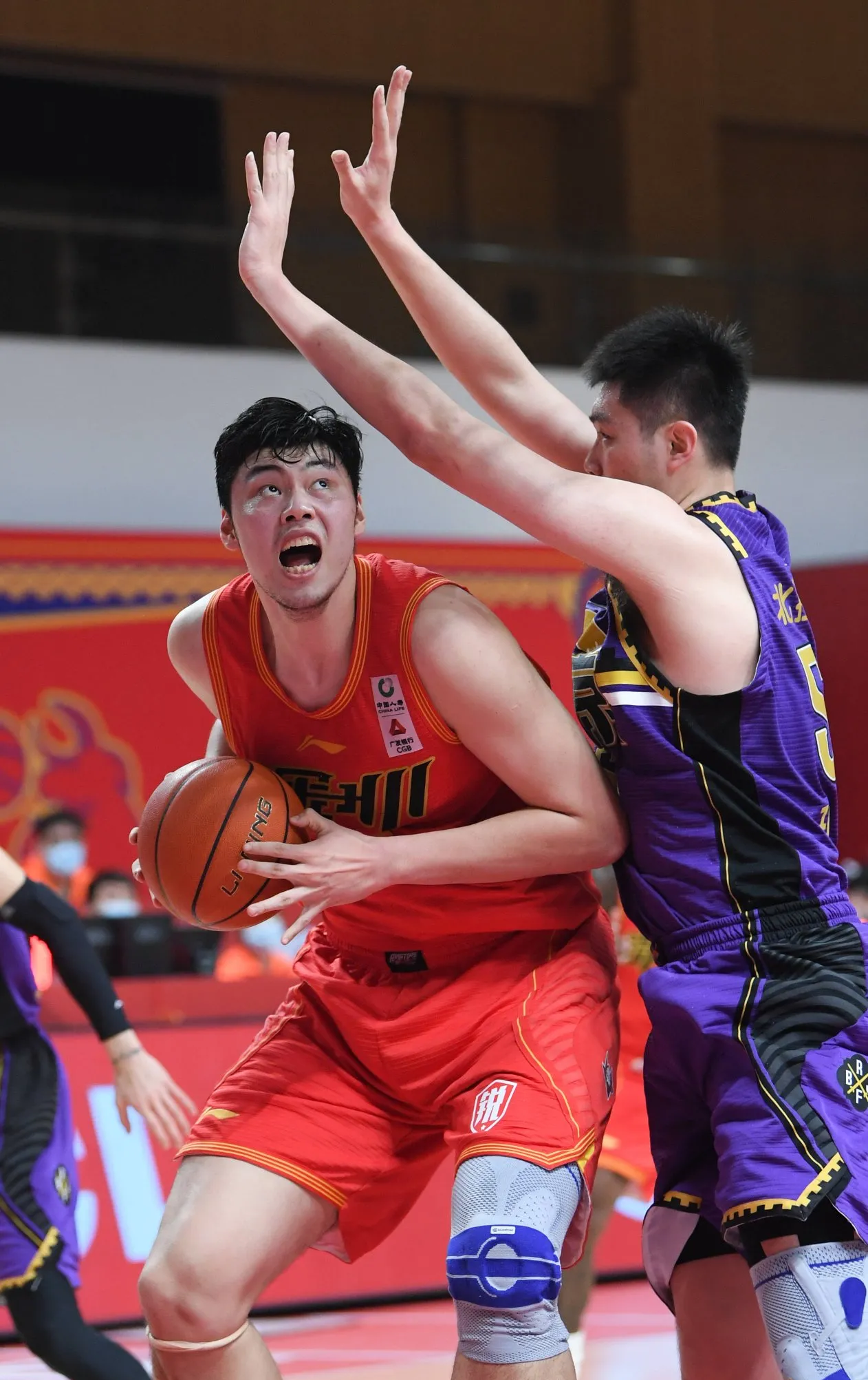 华体会正版下载集结日山东男篮调整名单以备CBA季后赛;伤情更新环节打磨;话题不断;身体对抗强度拉满的简单介绍